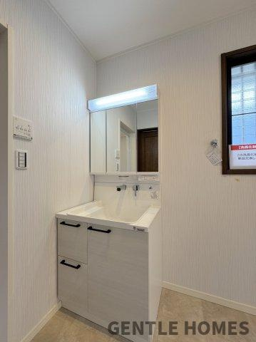 新宮町下府戸建ての独立洗面台|コンパクトですが収納力のある洗面台
シャワー水栓でお掃除もラクラク