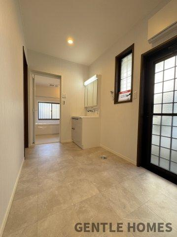 新宮町下府戸建ての洗面所|広々とした洗面脱衣スペース！キッチンとの行き来もできる便利な家事動線◎