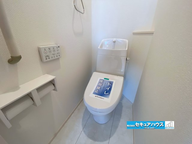 【今すぐご案内可能】知多市南粕谷3丁目　全1棟のトイレ|【高機能トイレ】
◆高機能トイレの多くは便器のフタの開閉が自動であり、使用後に手動で水を流す面倒もなく非常に便利です。スタイリッシュな見た目で、お掃除しやすく、節水効果が高いです。
