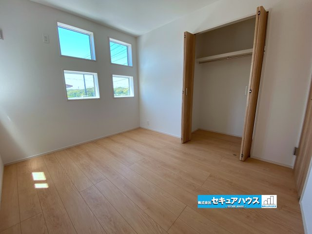 【今すぐご案内可能】知多市南粕谷3丁目　全1棟の洋室|【洋室】
◆広々とした居住空間は日々の暮らしを彩り、心のやすらぎと満足感を与えてくれます。通風と採光を考慮した設計は子供たちはのびのび育ち、家族でくつろぎと団らんを生み出します。