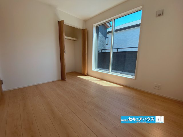 【今すぐご案内可能】知多市南粕谷3丁目　全1棟の洋室|【洋室】
◆家族一人ひとりの大切なプライベート空間。趣味に合わせて使って頂けるようシンプルに仕上げてあります。暮らし心地を大きく左右する収納を、適材適所に配置し使い勝手を考慮しました。　