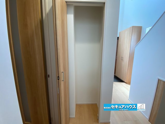 【今すぐご案内可能】知多市南粕谷3丁目　全1棟の収納|【クローゼット】
◆衣類や日用品をしっかり収納できるクローゼット付き！
◆季節物の衣類や小物類も整理しやすくお部屋をスッキリ広く使えます。　　　　　　　　　　　　　　　　　　　　　　　　　　　　　　　