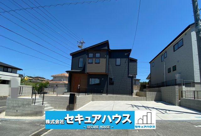 【今すぐご案内可能】知多市南粕谷3丁目　全1棟の外観|■現地外観写真
敷地面積約63坪、建物面積約33坪。
駐車並列3台可能！オプション工事でカーポート設置などいかがでしょうか。その他にも、フェンスなどの「オプション工事」もご提案いたします♪
