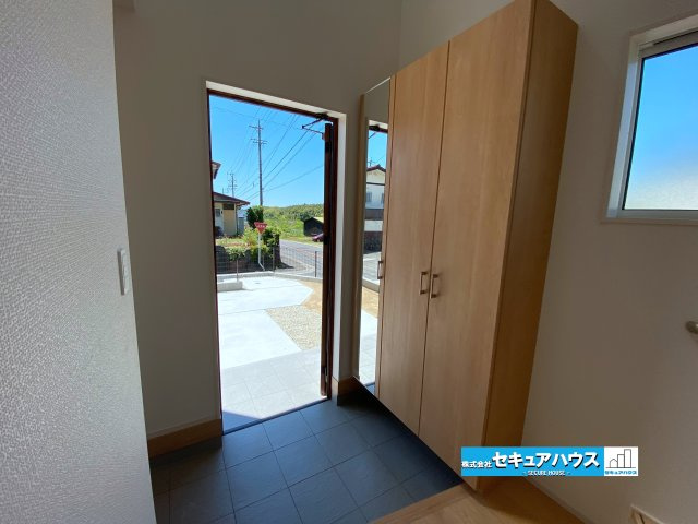 【今すぐご案内可能】知多市南粕谷3丁目　全1棟の玄関|【玄関】
◆お家に出会う人々を迎える玄関だからこそ、広々清潔感あふれる空間にしたいものです。採光・通風にも配慮された設計で毎日明るい空間をキープします♪
