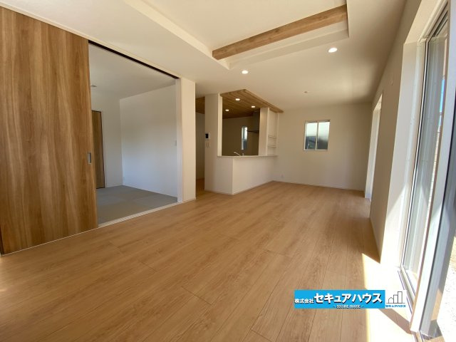 【今すぐご案内可能】知多市南粕谷3丁目　全1棟の居間・リビング|【LDK】
◆通学から帰宅し、リビングルームで会話を楽しむ子ども達。リビングから臨む景色は太陽色に染まり、解放感溢れゆったりとしたひと時を過ごすことが出来る素敵な空間です。