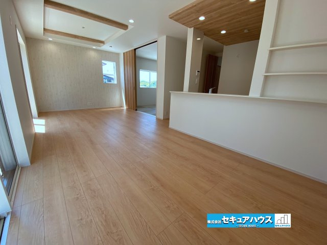 【今すぐご案内可能】知多市南粕谷3丁目　全1棟の居間・リビング|【LDK】
◆日当たりが良く温かい広々リビングは家族の団らんスペースになります。