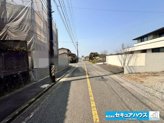 【同施工物件ご案内可能】知多市南粕谷3丁目　全1棟の内観：施工例|【LDKイメージ】
◆通学から帰宅し、リビングルームで会話を楽しむ子ども達。リビングから臨む景色は太陽色に染まり、解放感溢れゆったりとしたひと時を過ごすことが出来る素敵な空間です。