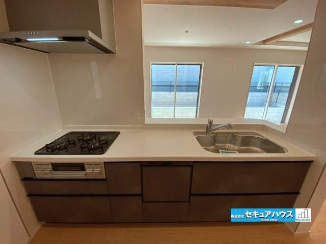 【今すぐご案内可能】知多市南粕谷3丁目　全1棟のキッチン|【キッチン】
◆同時にたくさんの料理が調理できる。「焼く・蒸す・煮る」の工程を同時進行で進めることができるので、料理を素早く作ることができます。育児でバタバタ忙しいママに嬉しい♪