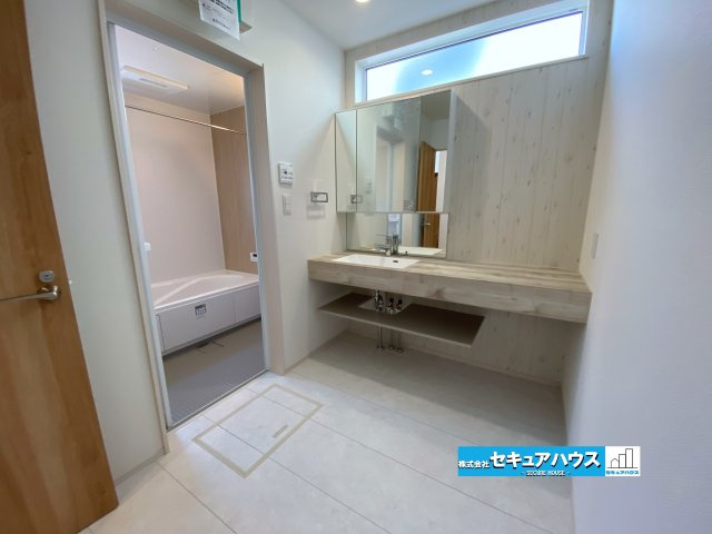 【今すぐご案内可能】知多市南粕谷3丁目　全1棟の洗面所|【洗面台】
◆鏡の裏にはたっぷりと収納スペースを標準装備！
◆電源を付属しているのでドライヤーなど利用できます。