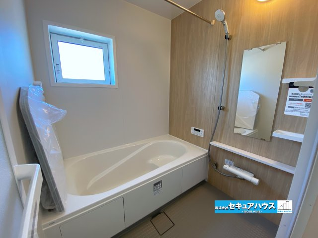 【今すぐご案内可能】知多市南粕谷3丁目　全1棟の浴室|【浴室】
◆アクセントパネルで落ち着きのある雰囲気を演出します。毎日の疲れを癒やすバスタイムをお楽しみ下さい！
◆窓付きで、カビの繁殖を抑える効果があります。