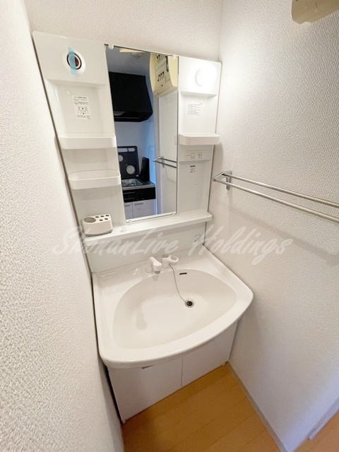 藤沢市朝日町の賃貸マンションの洗面所|明るい洗面所です