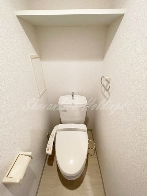 藤沢市朝日町の賃貸マンションのトイレ|清潔感のあるトイレです