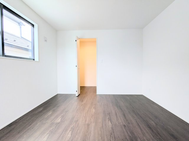 葛飾区南水元４丁目の新築戸建の寝室|～WIC付きの主寝室写真～