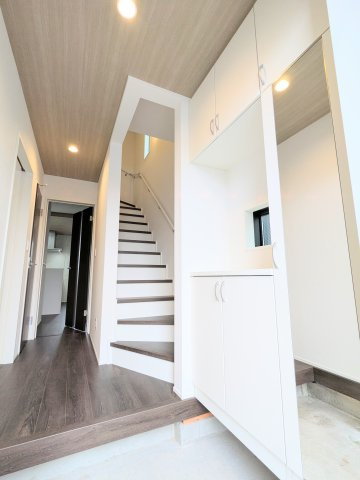 葛飾区南水元４丁目の新築戸建の玄関|～収納付き玄関写真～