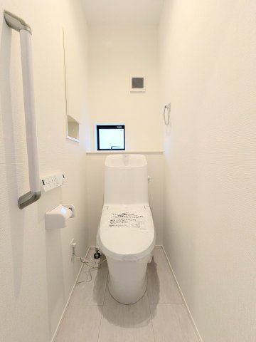 葛飾区南水元４丁目の新築戸建のトイレ|～1階 収納付きのトイレ写真～