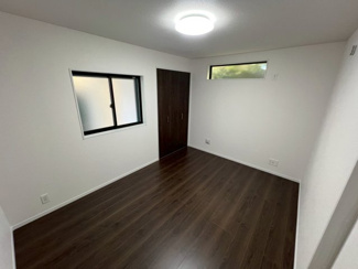 【洋室】 | 戸田市喜沢1丁目 | 約5.3帖のサービスルーム。
小さな窓から差し込む光が、洗練された空間を演出します。