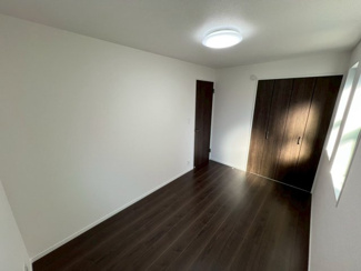 【洋室】 | 戸田市喜沢1丁目 | 約５帖の洋室。
南向きで窓が2つある明るい空間は、日差しを感じながらゆったり過ごせます。