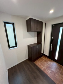 【洋室】 | 戸田市喜沢1丁目 | 家族みんなが帰ってきてもゆったり使える、広々とした玄関。
鏡付きで、身支度のチェックもスムーズです。