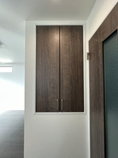 【その他】 | 戸田市喜沢1丁目 | キッチン横の収納スペースは、食器や調理器具はもちろん、
食品のストックなど用途はさまざまです。