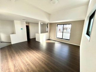 【居間・リビング】 | 戸田市喜沢1丁目 | 2階に配置された南向きのリビングは、日当たり良好。
約19帖の広さがあり、家族みんなで快適に過ごせる空間です！
床暖房付きで、広々としたお部屋でも暖かく過ごせます！