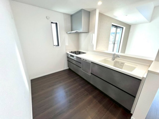 【キッチン】 | 戸田市喜沢1丁目 | 料理中も換気しやすい、窓付きのキッチン。
においがこもりにくく、快適にお料理を楽しめるので、安心です◎
広々としたスペースがあり、ご家族で一緒に料理することもできます！