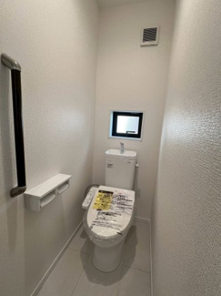 【トイレ】 | 戸田市喜沢1丁目 | 清潔感があり、すっきりとした空間です。
手すりも設置されており、安心してご利用いただけます◎