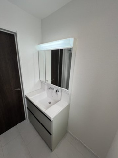 【洗面所】 | 戸田市喜沢1丁目 | 三面鏡付きで、身支度がしやすい洗面台。
収納スペースも豊富で、毎日のスキンケアも快適にできます。