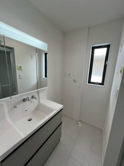 【脱衣所】 | 戸田市喜沢1丁目 | 落ち着いた白を基調とした空間で、日々の疲れを癒せます。