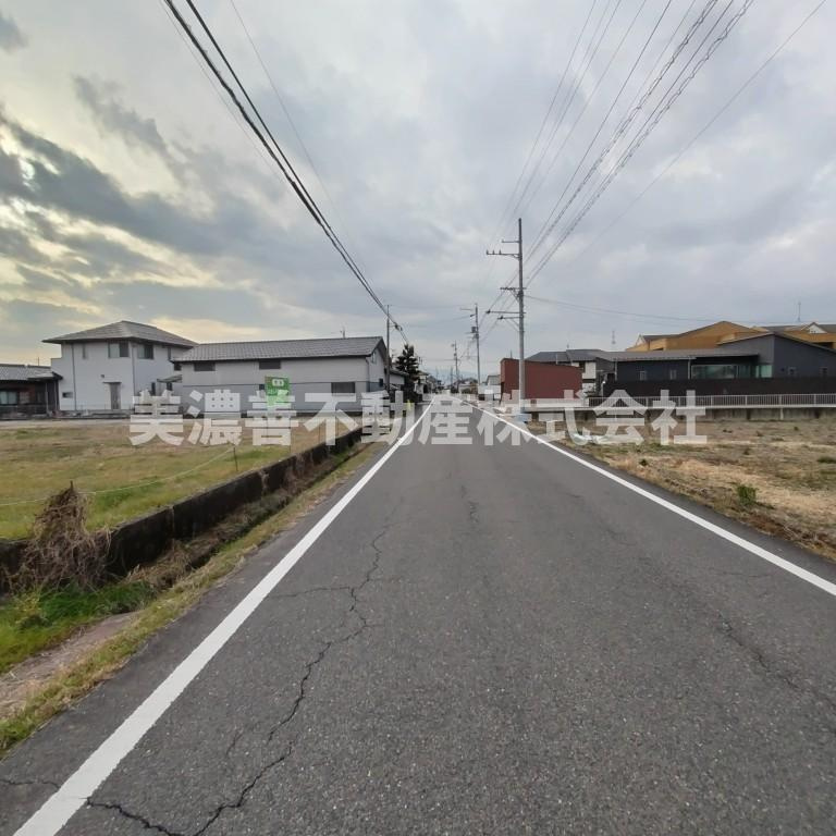 ６３８４１　岐阜市下西郷４丁目土地の前面道路含む現地写真