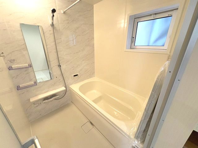 【浴室】 | 春日市岡本5丁目　2号棟（全2棟）【仲介手数料無料・0円】 | 施工例。浴室です。施工例は完成時と異なる場合があります。