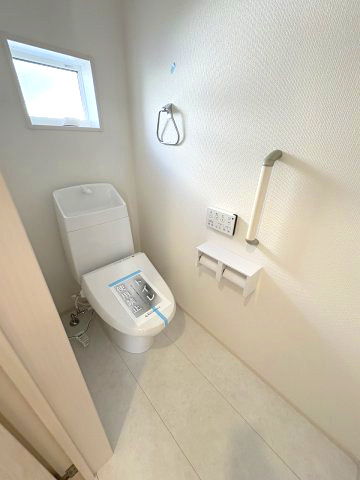 【トイレ】 | 春日市岡本5丁目　2号棟（全2棟）【仲介手数料無料・0円】 | 施工例。1階のトイレです。施工例は完成時と異なる場合があります。