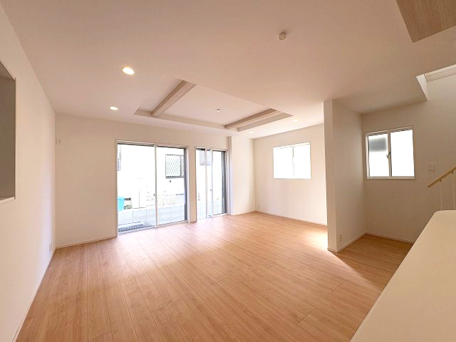 【居間・リビング】 | 春日市岡本5丁目　2号棟（全2棟）【仲介手数料無料・0円】 | 施工例。施工例は完成時と異なる場合があります。