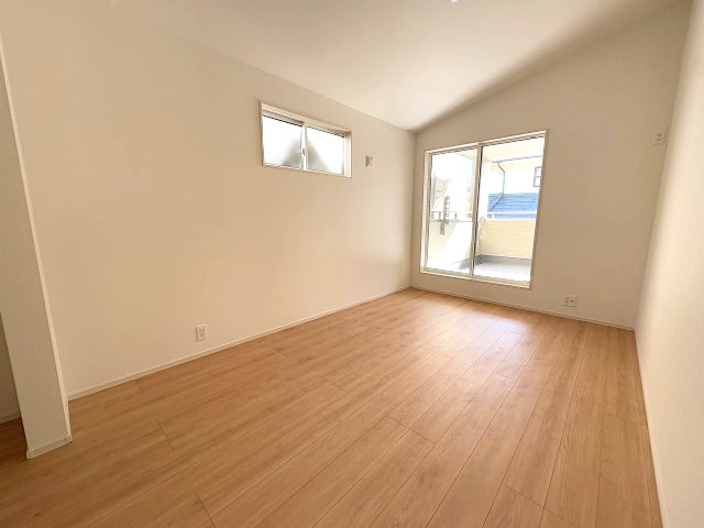 【寝室】 | 春日市岡本5丁目　2号棟（全2棟）【仲介手数料無料・0円】 | 施工例。施工例は完成時と異なる場合があります。