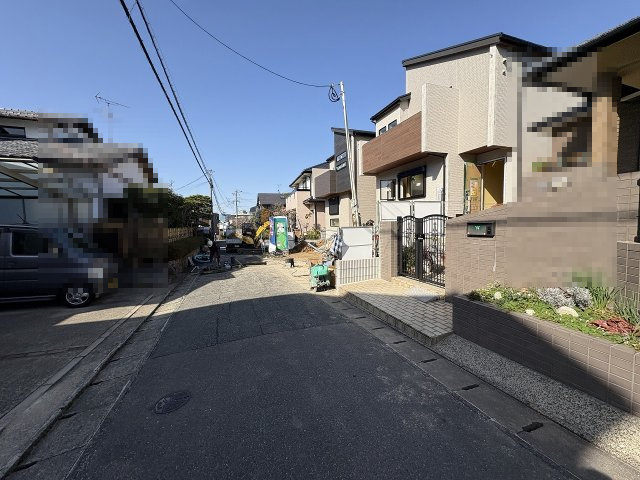 【その他】 | 春日市岡本5丁目　2号棟（全2棟）【仲介手数料無料・0円】 | 現地写真。前面道路です。