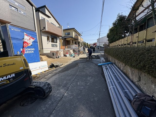 【その他】 | 春日市岡本5丁目　2号棟（全2棟）【仲介手数料無料・0円】 | 現地写真。前面道路です。