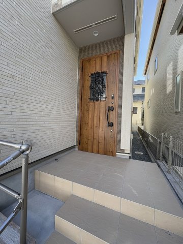 【玄関】 | 春日市岡本5丁目　2号棟（全2棟）【仲介手数料無料・0円】 | 施工例。施工例は完成時と異なる場合があります。