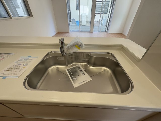 【キッチン】 | 春日市岡本5丁目　2号棟（全2棟）【仲介手数料無料・0円】 | 施工例。施工例は完成時と異なる場合があります。
