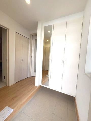 【玄関】 | 春日市岡本5丁目　2号棟（全2棟）【仲介手数料無料・0円】 | 施工例。施工例は完成時と異なる場合があります。