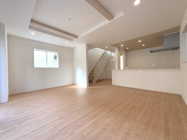 【内装】 | 春日市岡本5丁目　2号棟（全2棟）【仲介手数料無料・0円】 | 施工例。リビングです。施工例は完成時と異なる場合があります。