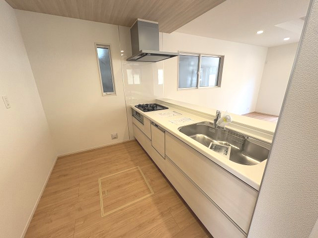 【キッチン】 | 春日市岡本5丁目　2号棟（全2棟）【仲介手数料無料・0円】 | 施工例。施工例は完成時と異なる場合があります。