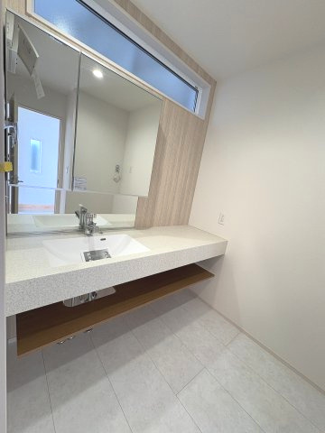 【洗面所】 | 春日市岡本5丁目　2号棟（全2棟）【仲介手数料無料・0円】 | 施工例。施工例は完成時と異なる場合があります。