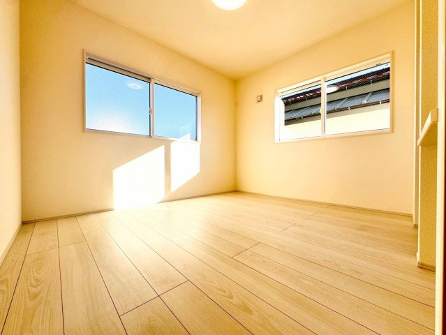 足立区入谷3丁目　新築分譲住宅　全３棟の洋室|【居室】全居室２面採光。暖かい光が入ってきます♪　