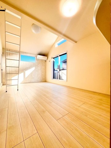 足立区入谷3丁目　新築分譲住宅　全３棟の居間・リビング|朝の光で目覚めて、午後はのんびり読書。南向きのリビングが、暮らしのリズムを整えてくれます