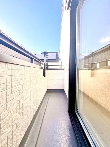 足立区入谷3丁目　新築分譲住宅　全３棟のバルコニー|陽ざしをたっぷり浴びる南向きのバルコニーが、洗濯も気分もすっきり整えてくれます