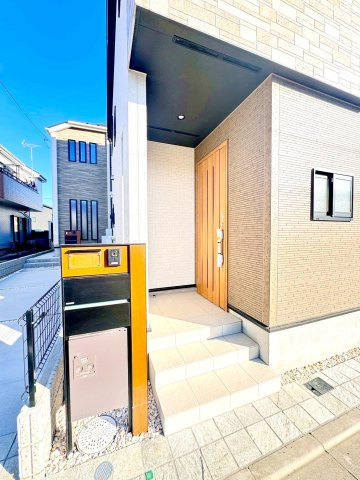 足立区入谷3丁目　新築分譲住宅　全３棟の玄関|帰宅とともににパッと点灯。玄関の照明が、暗がりの不安をやさしく照らしてくれます