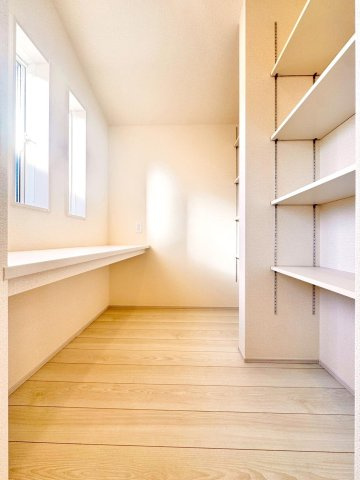 足立区入谷3丁目　新築分譲住宅　全３棟の収納|ストック食材も日用品もすっきり収納。パントリーが、キッチンの“ごちゃつき”を解消してくれます。