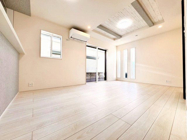 足立区入谷3丁目　新築分譲住宅　全３棟の居間・リビング|【リビング】明るい光が射し込む、広々リビングダイニング。家族とのコミュニケーションがさらに広がります。　