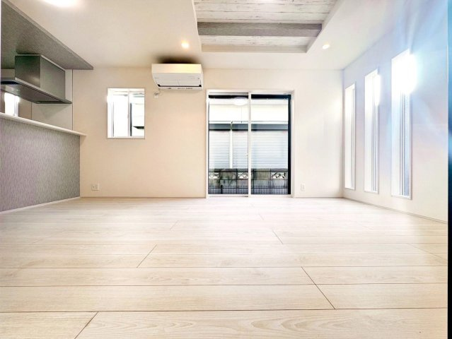 足立区入谷3丁目　新築分譲住宅　全３棟の居間・リビング|【リビングダイニング】２面採光、明るいリビング♪暖かな光が射し込む、広々リビングダイニング！