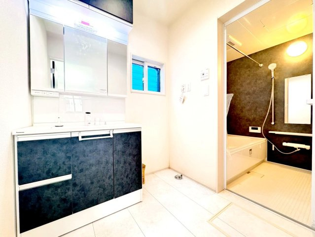 足立区入谷3丁目　新築分譲住宅　全３棟の独立洗面台|【洗面化粧台】ゆとりのある洗面室に、たっぷり収納の３面鏡付き、洗面化粧台。明るい陽射しが差し込む小窓があり毎朝気分も上がります♪　