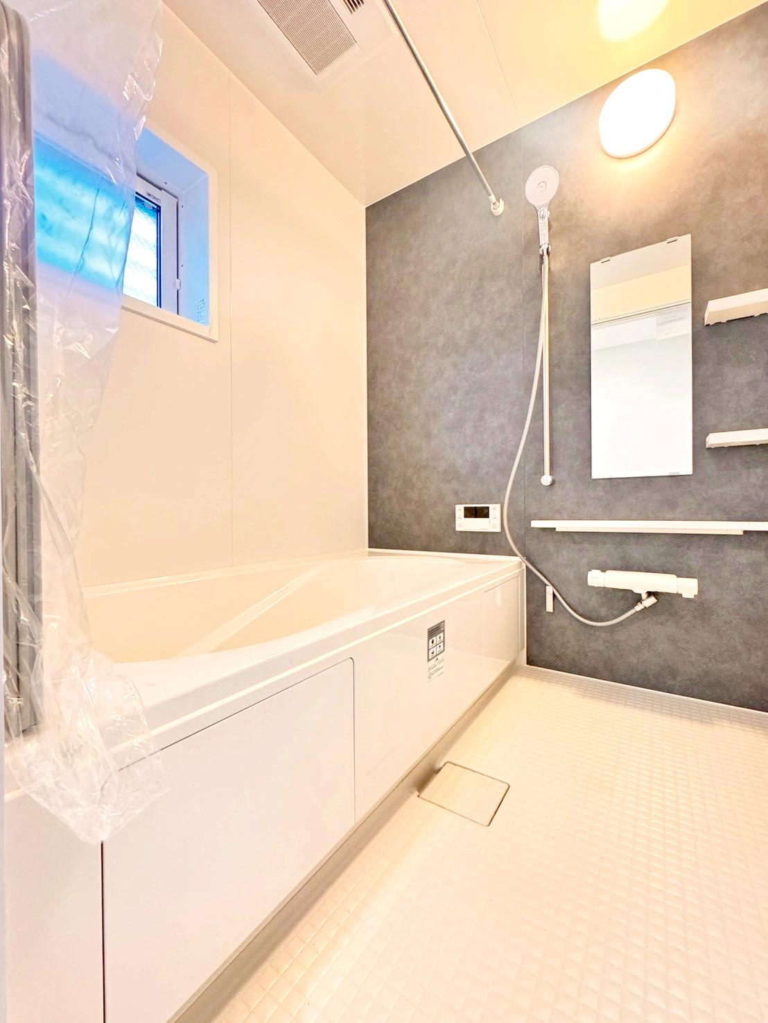 足立区入谷3丁目　新築分譲住宅　全３棟の浴室|【システムバス】窓付きの明るい開　放感のあるシステムバス。エコフルシャワー・保温浴槽・浴室乾燥機・エコジョーズなどの省エネ設備が標準装備！オシャレな浴室です♪　